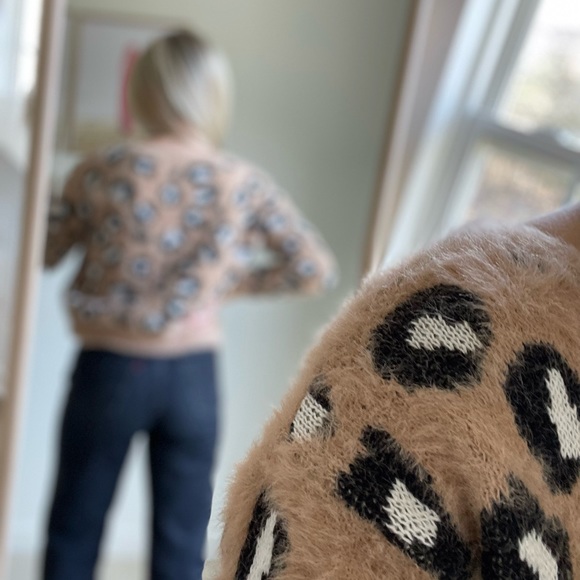 Express jaguar/cheetah/leopard print tan crew neck sweater - Picture 4 of 7
